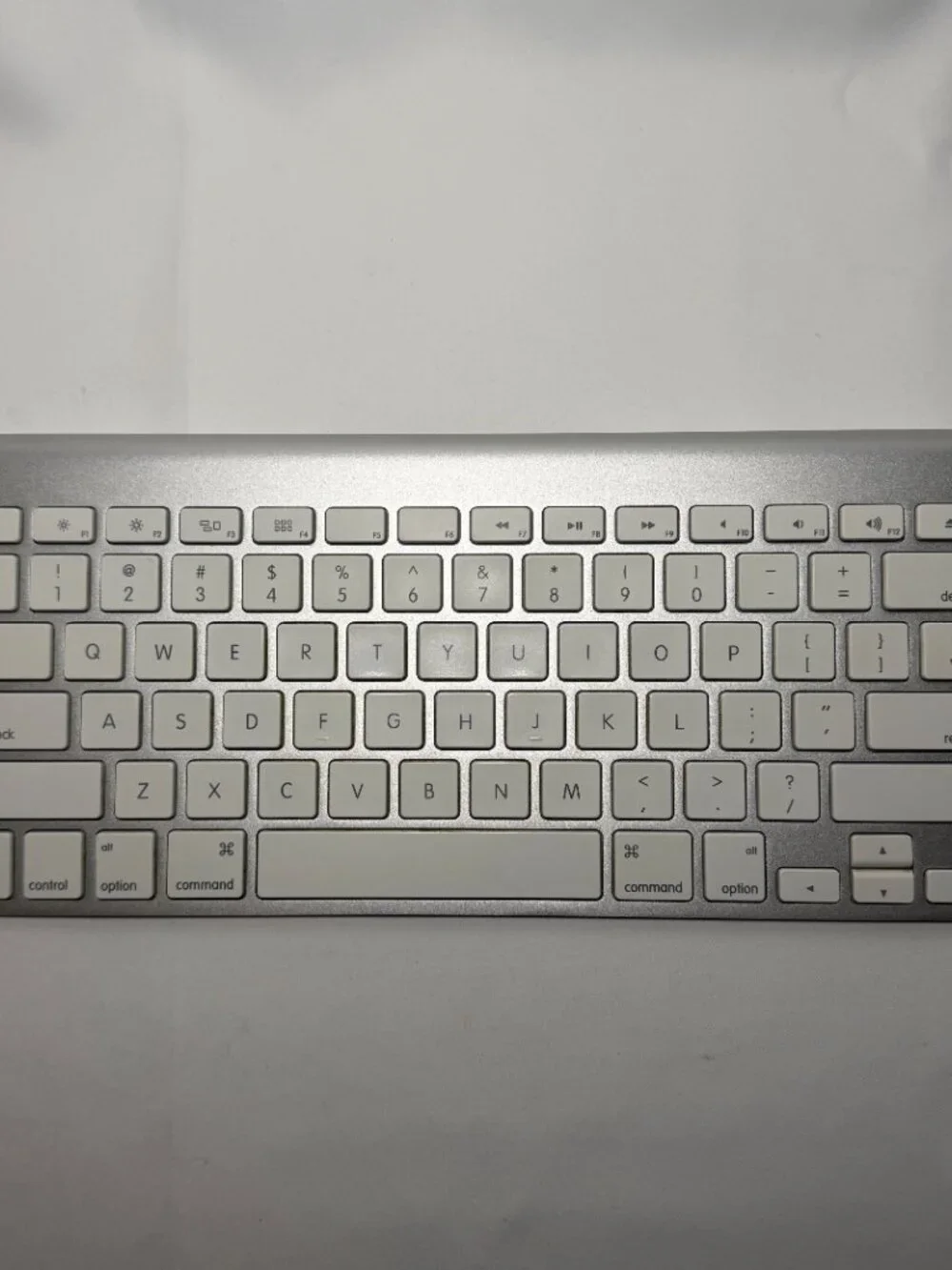 Apple Wireless Keyboard MC184LL/B Model #A1314 Silver White Box Tested Working